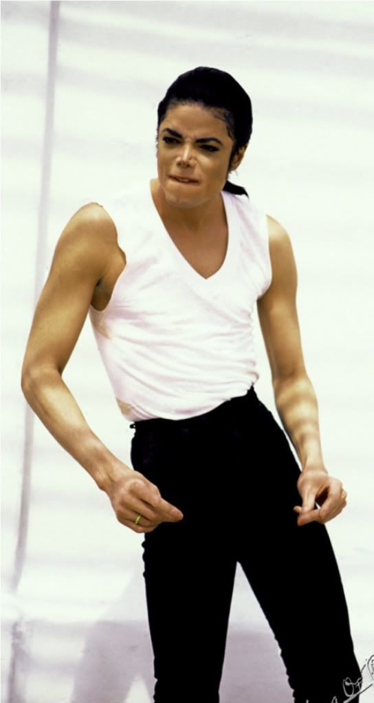 In-The-Closet-michael-jackson-17160012-859-1280.jpg