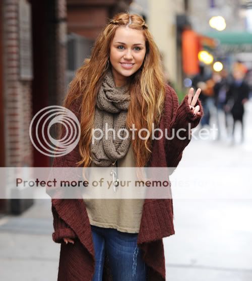 Preppie_Miley_Cyrus_shopping_for_shoes_in_New_York_City_2-1